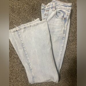 American Eagle. Size 10. Light wash.